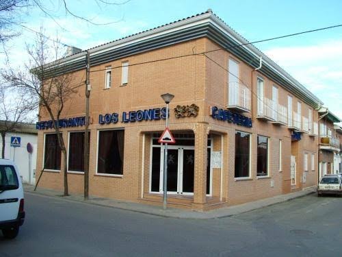 Hotel Los Leones, El mas cercano al Parque Warner.